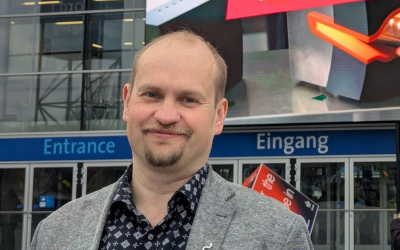 Taivo Liiv messikeskuse sissepääsu ees, taustal suur MESSE silt